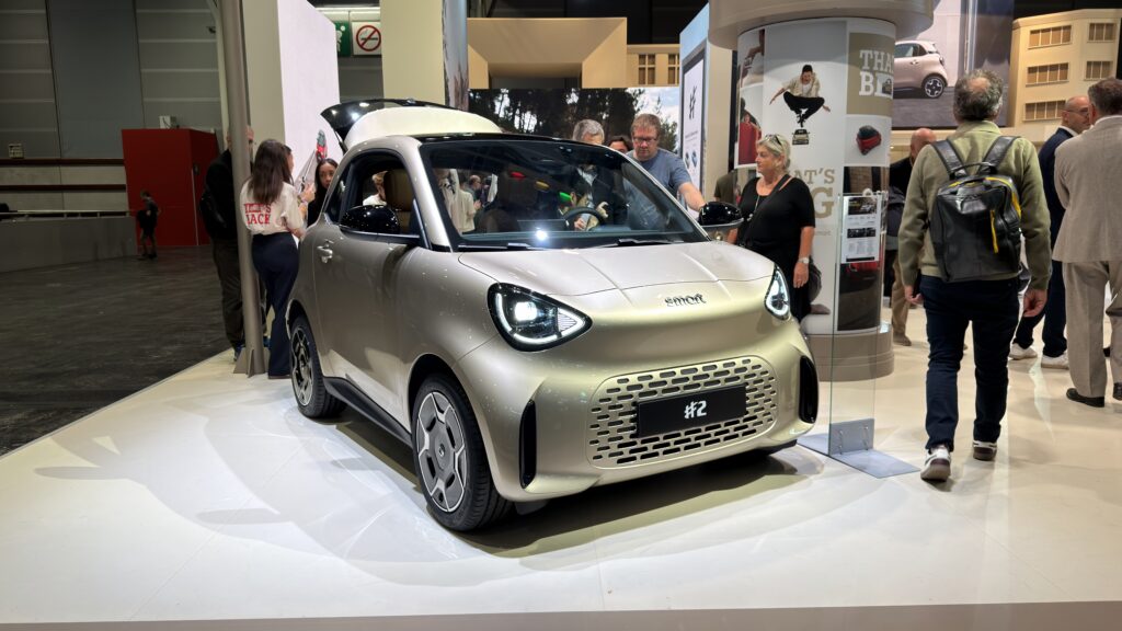 La Smart #2 sur son stand au Mondial de Paris. // Source : Robin San Vicente pour Numerama La Smart #2 sur son stand au Mondial de Paris. // Source : Robin San Vicente pour Numerama