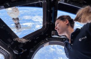 Sophie Adenot dans l'ISS. // Source : Flickr/CC/Nasa Johnson (photo modifiée)