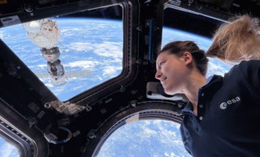 Sophie Adenot dans l'ISS. // Source : Flickr/CC/Nasa Johnson (photo modifiée) Sophie Adenot dans l'ISS. // Source : Flickr/CC/Nasa Johnson (photo modifiée)
