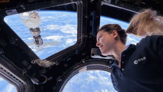 Sophie Adenot dans l'ISS. // Source : Flickr/CC/Nasa Johnson (photo modifiée) Sophie Adenot dans l'ISS. // Source : Flickr/CC/Nasa Johnson (photo modifiée)