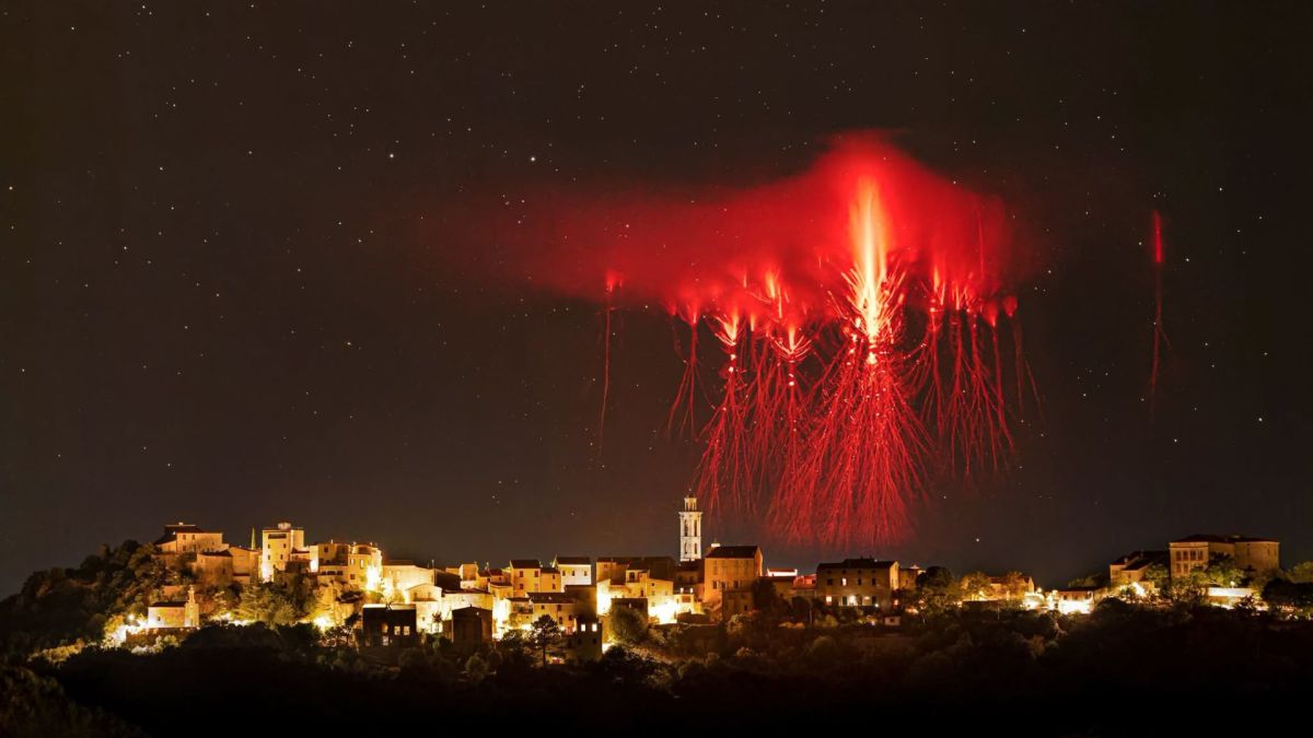 Des lueurs rouges dans le ciel corse : que sont ces « farfadets » capturés en photo ?