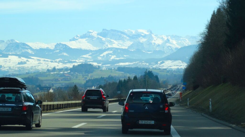 Autoroute en Suisse  // Source : Canva