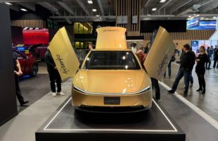 Le Tesla Cybercab exposé au Mondial de l'Auto de Paris 2026. // Source : Robin San Vicente pour Numerama Le Tesla Cybercab exposé au Mondial de l'Auto de Paris 2026. // Source : Robin San Vicente pour Numerama