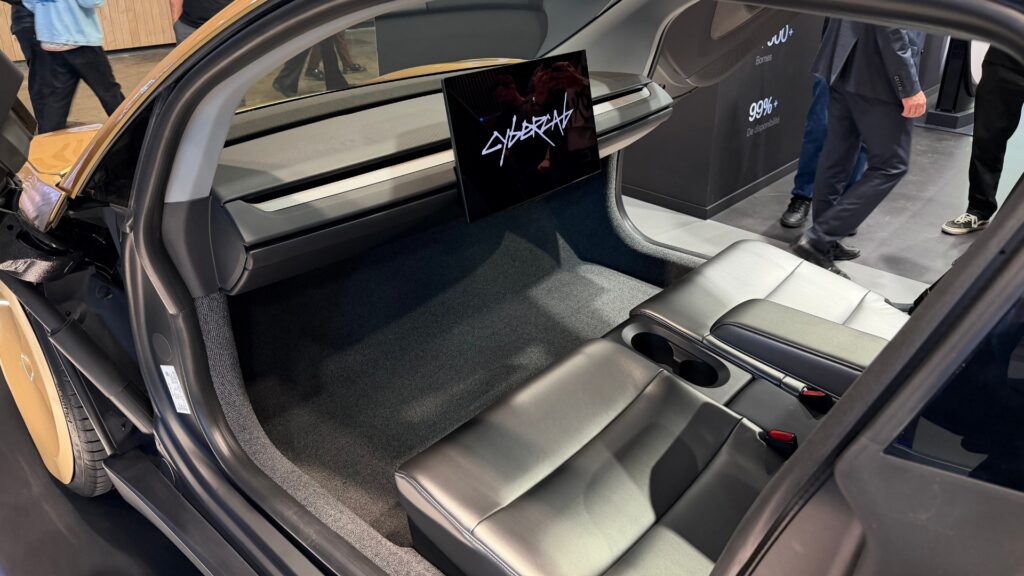 Le Tesla Cybercab exposé au Mondial de l'Auto de Paris 2026. // Source : Robin San Vicente pour Numerama Le Tesla Cybercab exposé au Mondial de l'Auto de Paris 2026. // Source : Robin San Vicente pour Numerama