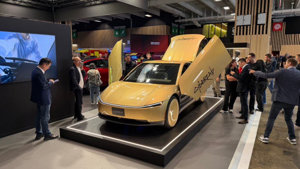 Le Tesla Cybercab exposé au Mondial de l'Auto de Paris 2026. // Source : Robin San Vicente pour Numerama Le Tesla Cybercab exposé au Mondial de l'Auto de Paris 2026. // Source : Robin San Vicente pour Numerama