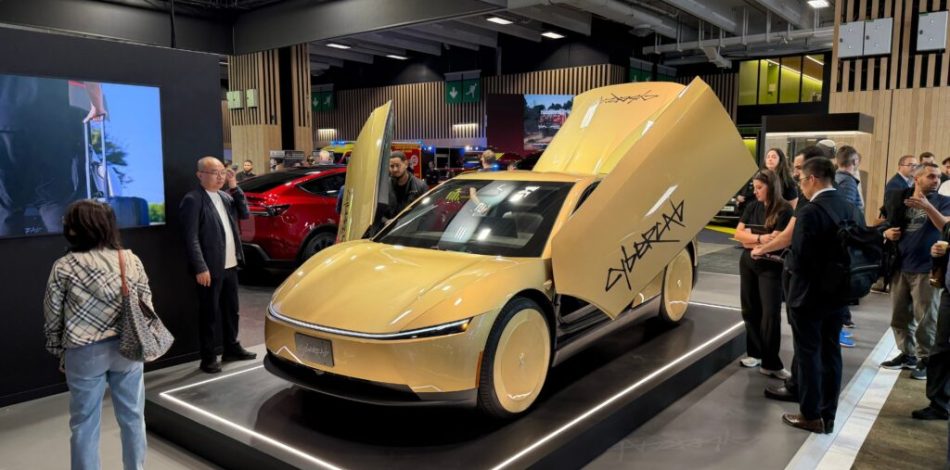 Le Tesla Cybercab exposé au Mondial de l'Auto de Paris 2026. // Source : Robin San Vicente pour Numerama Le Tesla Cybercab exposé au Mondial de l'Auto de Paris 2026. // Source : Robin San Vicente pour Numerama