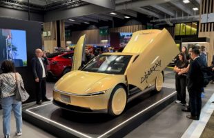 Le Tesla Cybercab exposé au Mondial de l'Auto de Paris 2026. // Source : Robin San Vicente pour Numerama