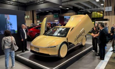 Le Tesla Cybercab exposé au Mondial de l'Auto de Paris 2026. // Source : Robin San Vicente pour Numerama