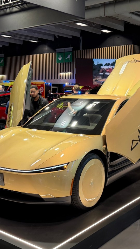 Le Tesla Cybercab exposé au Mondial de l'Auto de Paris 2026. // Source : Robin San Vicente pour Numerama Le Tesla Cybercab exposé au Mondial de l'Auto de Paris 2026. // Source : Robin San Vicente pour Numerama
