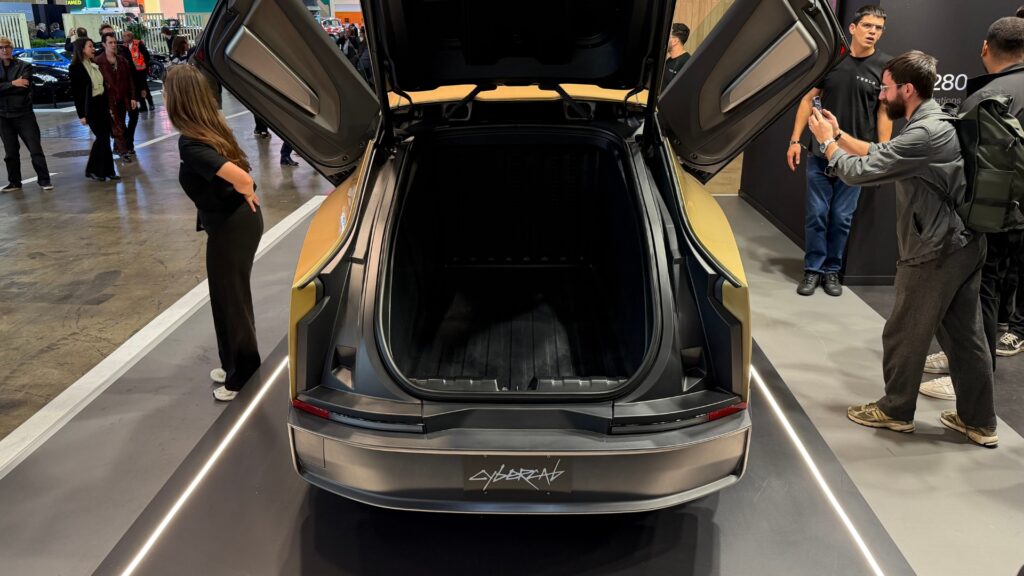 Le Tesla Cybercab exposé au Mondial de l'Auto de Paris 2026. // Source : Robin San Vicente pour Numerama Le Tesla Cybercab exposé au Mondial de l'Auto de Paris 2026. // Source : Robin San Vicente pour Numerama