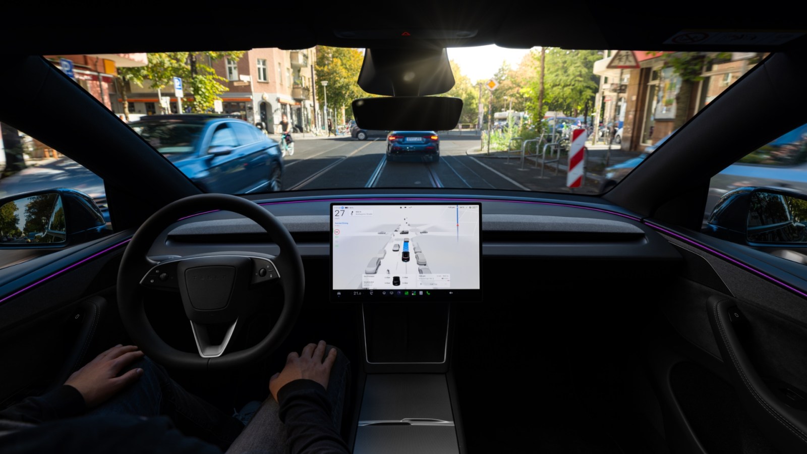 Moins vite et plus surveillé : la Lettonie valide le FSD de Tesla après l’avoir fait corriger