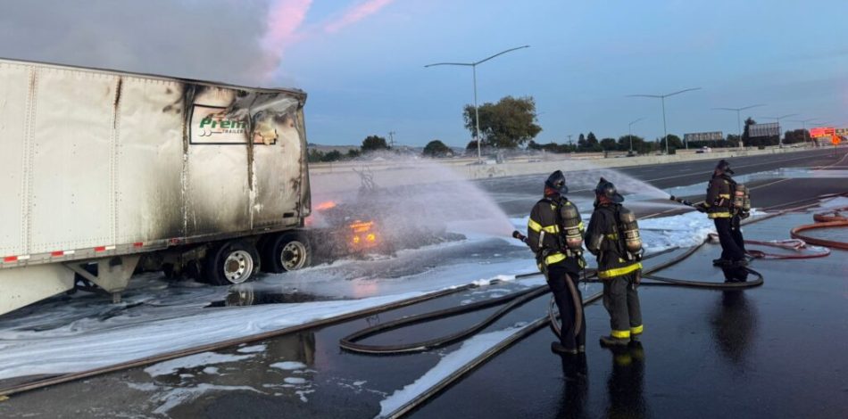 Un Tesla Semi a soudainement pris feu sur une autoroute près de San Francisco. // Source : CHP Hayward via X Un Tesla Semi a soudainement pris feu sur une autoroute près de San Francisco. // Source : CHP Hayward via X