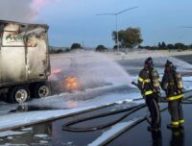 Un Tesla Semi a soudainement pris feu sur une autoroute près de San Francisco. // Source : CHP Hayward via X Un Tesla Semi a soudainement pris feu sur une autoroute près de San Francisco. // Source : CHP Hayward via X