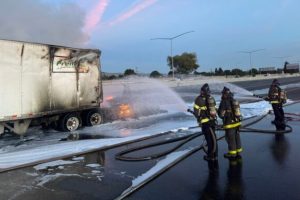 Un Tesla Semi a soudainement pris feu sur une autoroute près de San Francisco. // Source : CHP Hayward via X