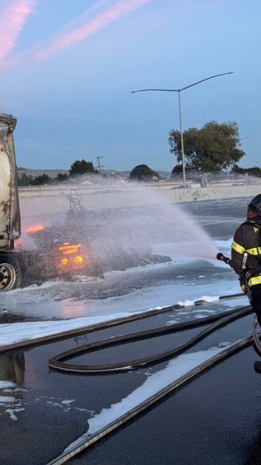Un Tesla Semi a soudainement pris feu sur une autoroute près de San Francisco. // Source : CHP Hayward via X