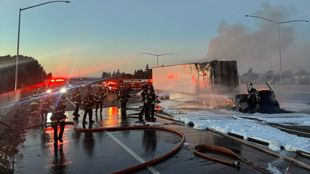 Un Tesla Semi a soudainement pris feu sur une autoroute près de San Francisco. // Source : CHP Hayward via X Un Tesla Semi a soudainement pris feu sur une autoroute près de San Francisco. // Source : CHP Hayward via X