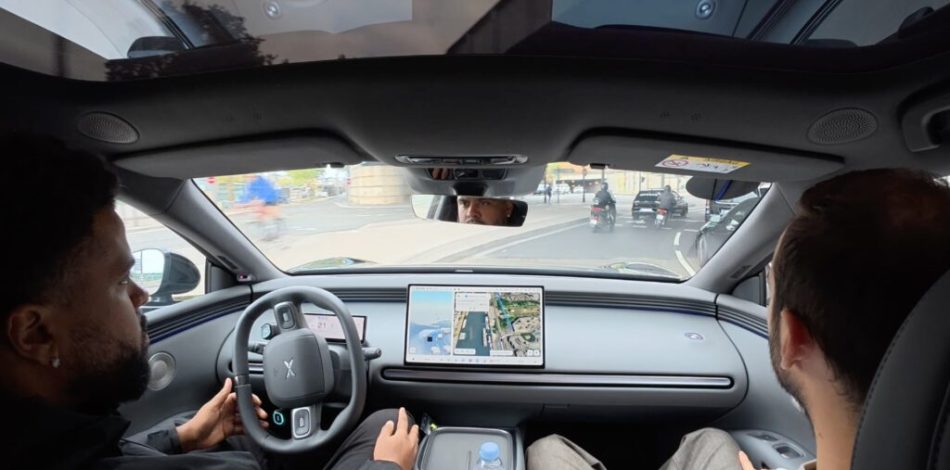 On a testé la conduite autonome NGP de XPeng dans Paris. // Source : Robin San Vicente pour Numerama (Capture d'écran) On a testé la conduite autonome NGP de XPeng dans Paris. // Source : Robin San Vicente pour Numerama (Capture d'écran)