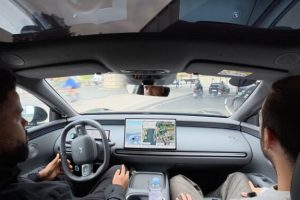 On a testé la conduite autonome NGP de XPeng dans Paris. // Source : Robin San Vicente pour Numerama (Capture d'écran) On a testé la conduite autonome NGP de XPeng dans Paris. // Source : Robin San Vicente pour Numerama (Capture d'écran)