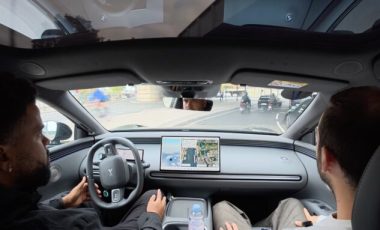 On a testé la conduite autonome NGP de XPeng dans Paris. // Source : Robin San Vicente pour Numerama (Capture d'écran) On a testé la conduite autonome NGP de XPeng dans Paris. // Source : Robin San Vicente pour Numerama (Capture d'écran)