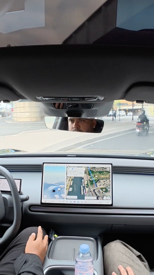 On a testé la conduite autonome NGP de XPeng dans Paris. // Source : Robin San Vicente pour Numerama (Capture d'écran) On a testé la conduite autonome NGP de XPeng dans Paris. // Source : Robin San Vicente pour Numerama (Capture d'écran)