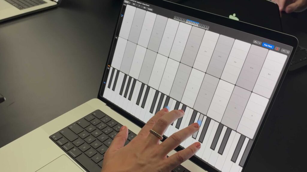 Apple affirme que les créateurs de musique préfèrent largement l'écran tactile au trackpad pour contrôler des instruments virtuels. Apple affirme que les créateurs de musique préfèrent largement l'écran tactile au trackpad pour contrôler des instruments virtuels.
